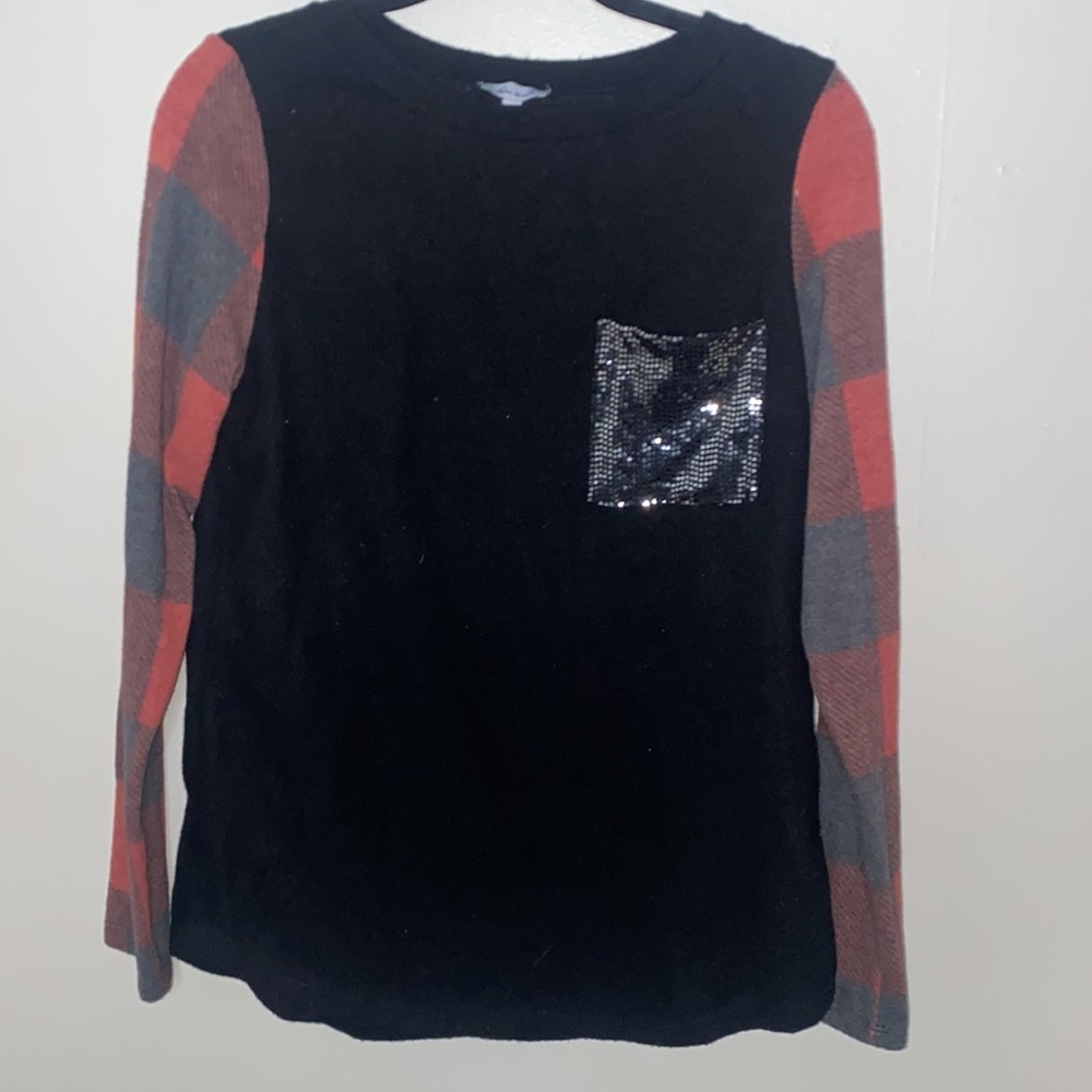 🎱Adorable plaid long sleeved top with a bright sequin pocket! - Picture 2 of 7
